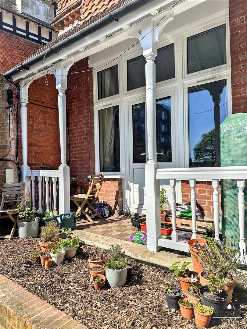 2 Bedroom Apartment. 9 Upper Avenue in Eastbourne,  17